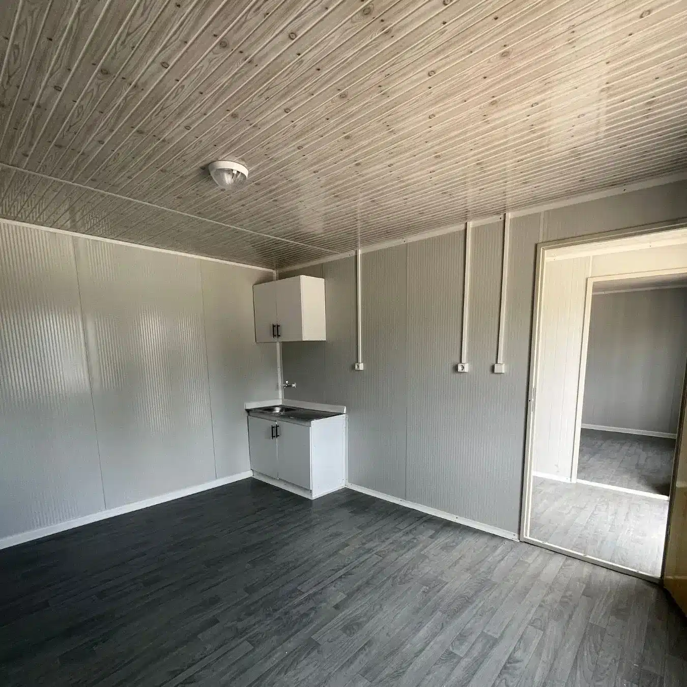 4x8-konteyner-ici