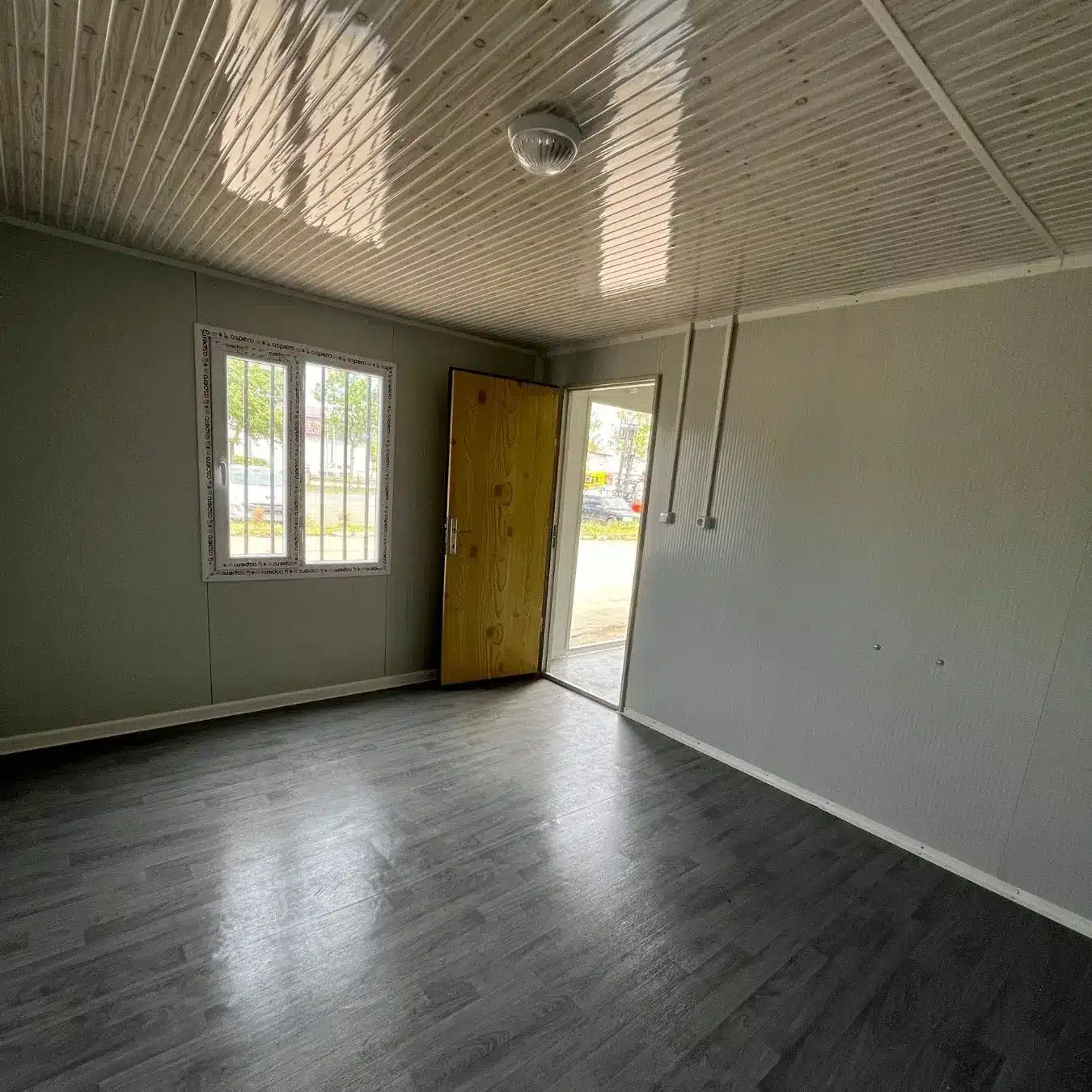 4x8-konteyner-ici